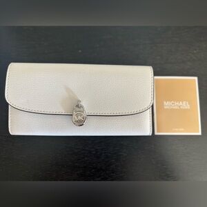 New Michael Kors white leather wallet with Silver Accent
